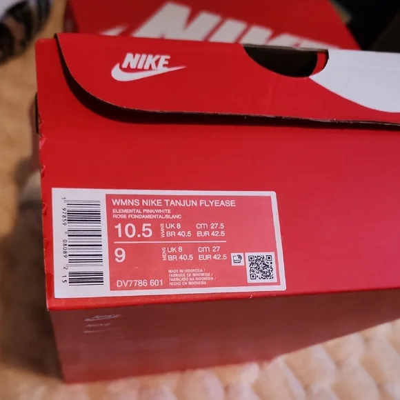 Nike Women's Lavender Sneakers - Picture 3 of 4